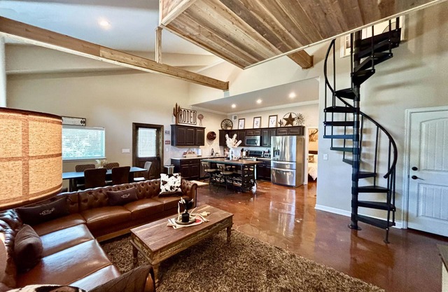 The Vine - Modern, Rustic Barndominium on Vineyard with Private Lake, Sleeps 10