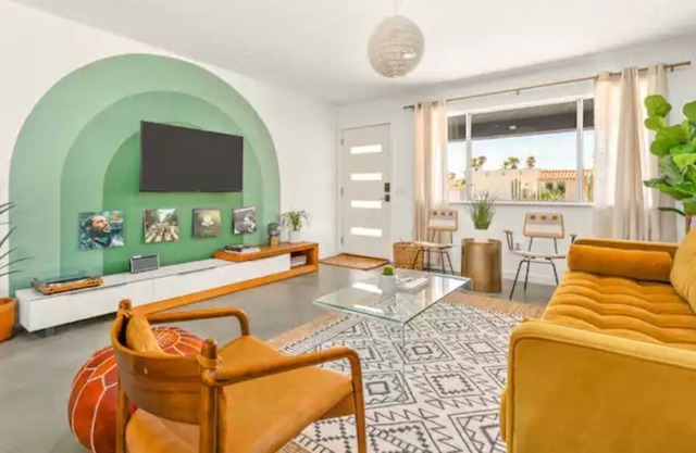 THE VINYL | Pool | Fire Pit | Hammocks | Smart TV | King Beds