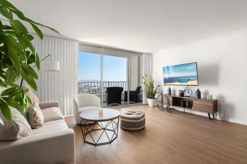 The violet-Santa Monica highrise beach front&view