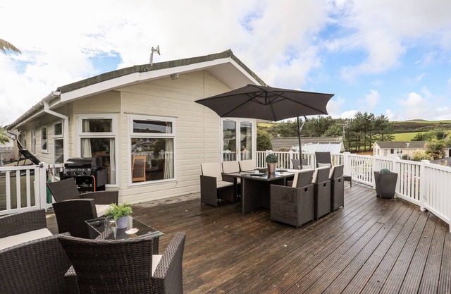 THE WARREN D24, pet friendly, country holiday cottage in Abersoch