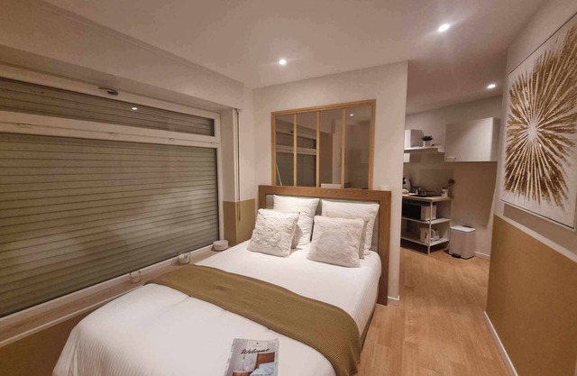The White cosy, maxi studio in the city center, 1 km from the train station, tourism/business