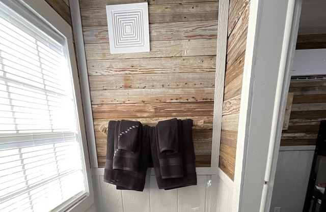 Theme cabins on wooded lot 1 mile 1/4 from Winn star casino