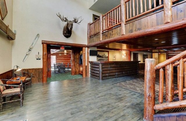 Theme Suite w/Whirlpool Cottage, Living Room, Stoney Creek Johnston | 3 Units