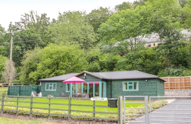 THEOLAW, pet friendly, with hot tub in Bewdley