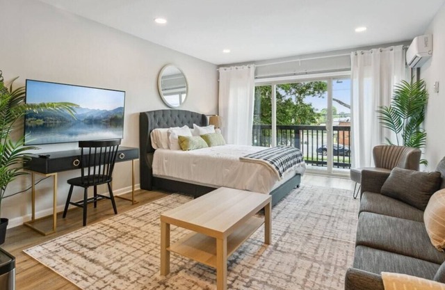 This apartment is a 0 bedroom(s), 1 bathrooms, located in Hampton, VA.