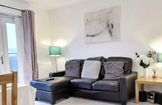 This beautiful 2 bedroom apartment located right next to the River Tawe.