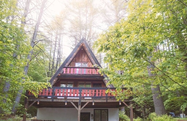 This cabin is a 2 bedroom(s), 1.5 bathrooms, located in Jamaica, VT.