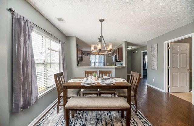 This house is a 2 bedroom(s), 2 bathrooms, located in Charleston, SC.