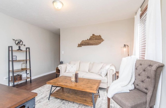 This house is a 2 bedroom(s), 1 bathrooms, located in Frankfort, KY.