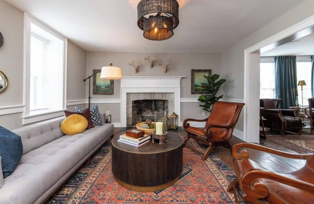 This house is a 3 bedroom(s), 2 bathrooms, located in Frankfort, KY.