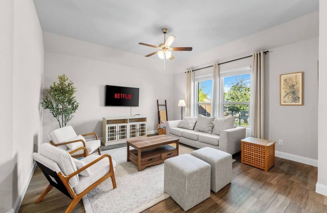 This house is a 4 bedroom(s), 2 bathrooms, located in Fort Worth, TX.