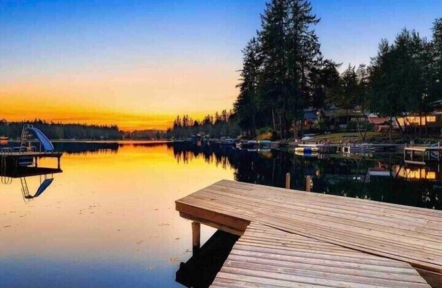 This house is a 4 bedroom(s), 2 bathrooms, located in Sammamish, WA.