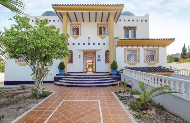 This impressive vacation chalet with capacity for 10 people and private pool was built in Andalusian