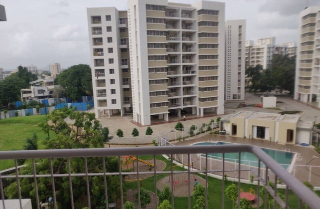 This is 3 BHK Flat situated in Aryavarta complex, beautiful, clean & secured.