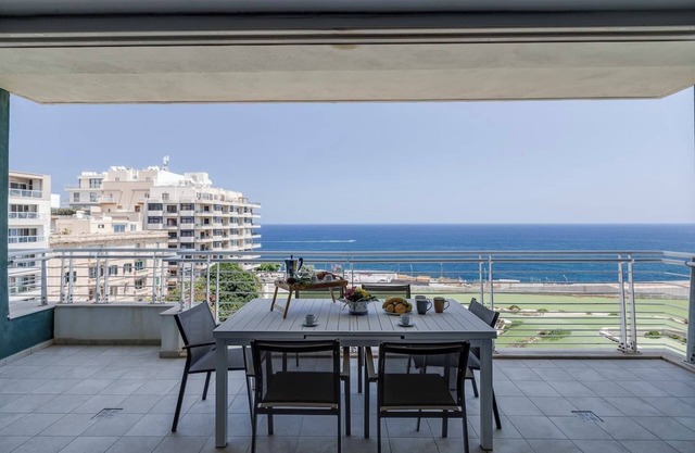 This modern 3 bedroom luxury seafront apartment on the 6th floor is situated in the most popular and upmarket town of Sliema. Fort Cambridge is an Award winning development of Luxury seafront apartments in Malta, where one can enjoy stunning views in