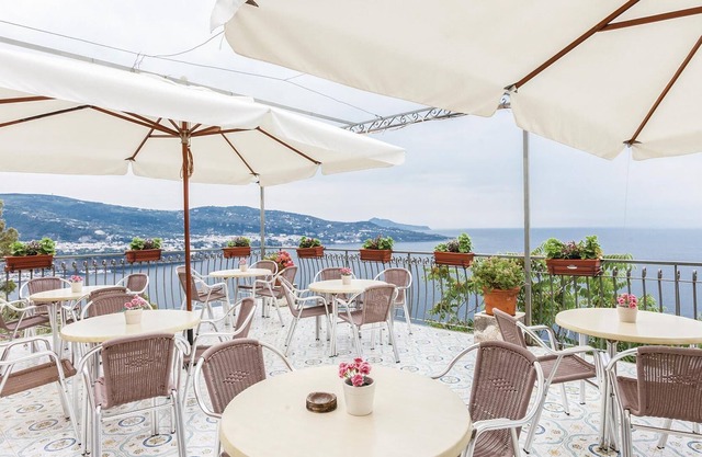 This modern bungalow belongs to a vacation home complex directly above the sea, with a unique panora