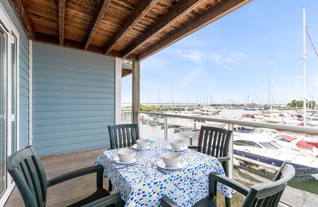 This nice 4-pers. corner-apartment on the 1st floor with unique harbor view near the beach.