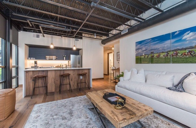 This serviced apartment is a 2 bedroom(s), 2 bathrooms, located in Lexington, KY.