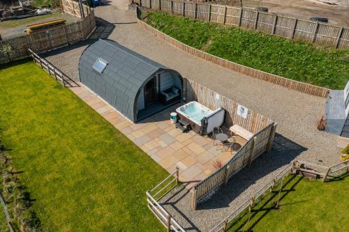 Thistle Pod Farm Stay with Hottub Sleeps 2