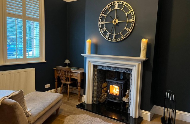 Three Bed House/Outdoor hot tub/Minutes from beach and new forest!