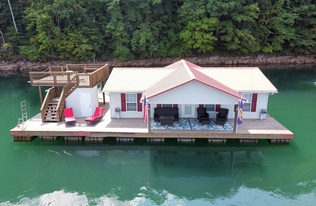 Three Bedroom FLOATING Home @Froggies/Whitman Hollow Marina.