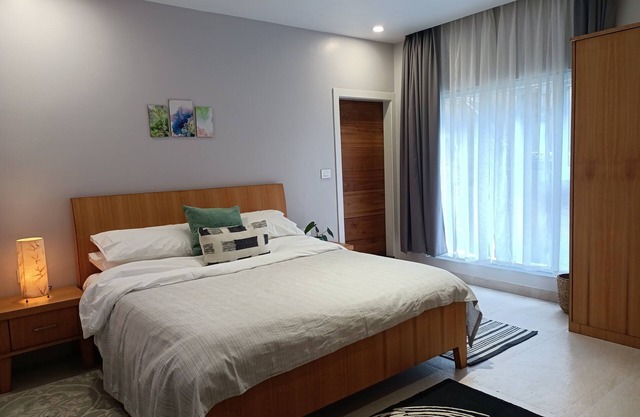 Three bedroom premium apartment located in a safe, quite street.