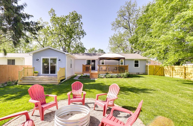 Three Oaks Home w/Guest House - 8 Mi to Beach!