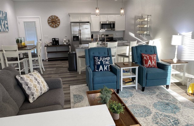 THREE SEASONS -4 Bedroom Villa Great location in Osage Beach