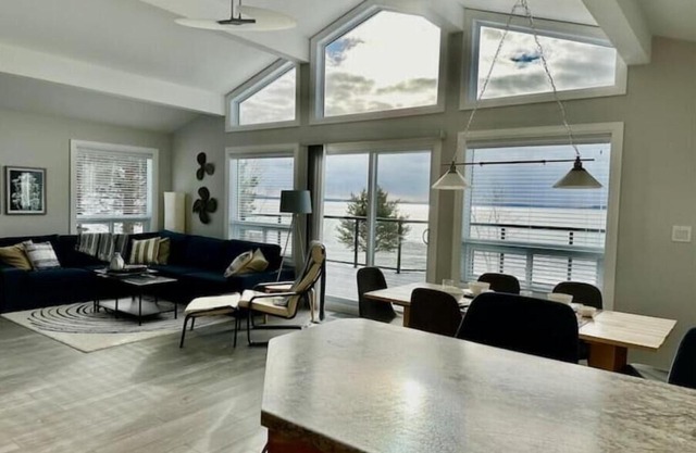 Three Sisters Keep on Lake Superior - Right on the water, with panoramic views!