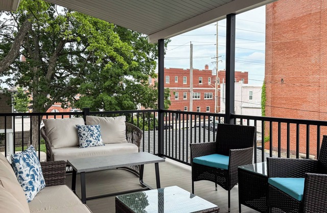 Tibbe Flat at the Cedar Haus - Downtown WashMo, Dog-Friendly, Wineries