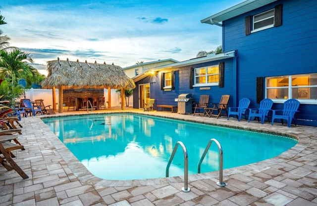 TIKI BLUE Beach House:Heated Pool+Hot Tub+Tiki Bar