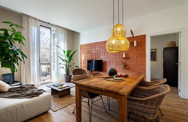 Timor - 2 bedrooms and balcony in Eixample Dreta