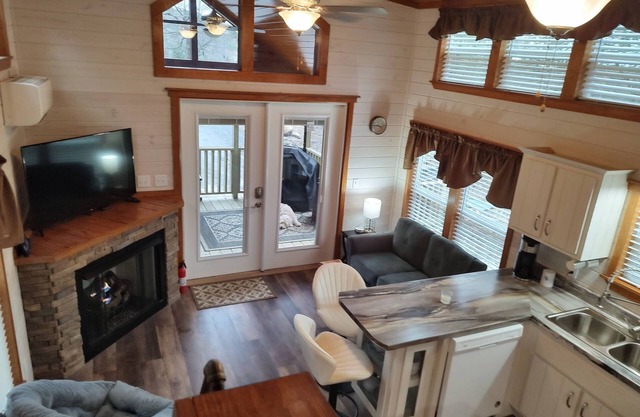 Tiny cabin nesteled on 10 wooded acres at 4000 elevation