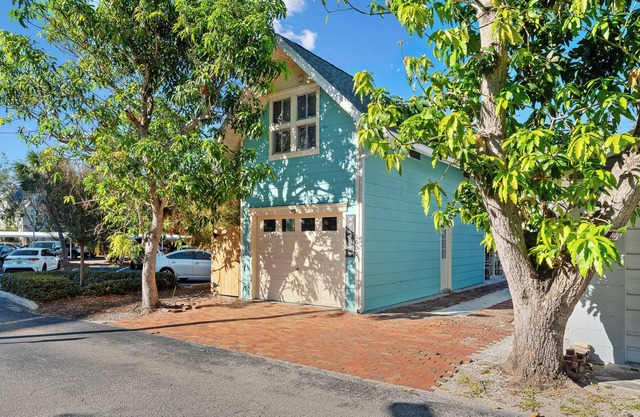 Tiny Carriage House, 15 mins to AMI, Nr downtown .