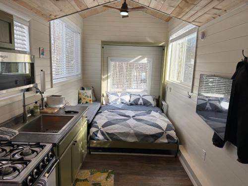 Tiny Home at Bear Mountain -Only 25 Min from Anchorage, Great Central location-Cute & Comfortable