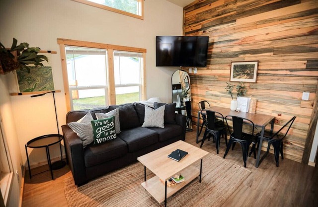 Tiny home in the heart of Forks w/starlink & yard