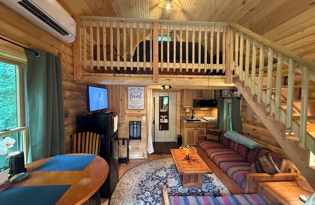 Tiny House/Log Cabin in beautiful wooded urban setting