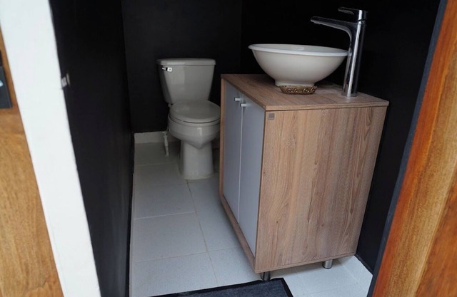 TinyHouse with Queen Bed and Hot Water Shower Near Airport and Beach