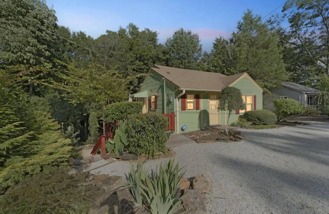Toccoa Cottage—Hot Tub—10min to Toccoa Falls—30 miles to Helen