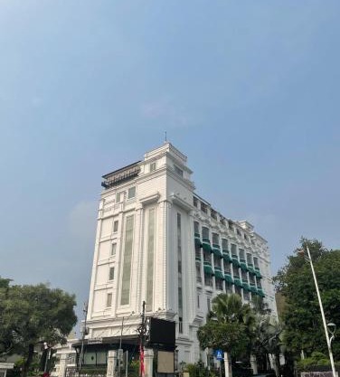 Toeti Roosseno Plaza