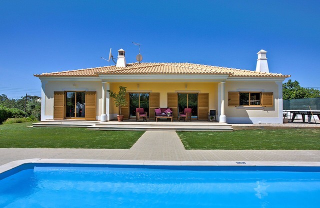 Tomas: Spacious 4 BD,heated pool , A.C & BBQ, Tenis table, PKG,Near Town+ beach