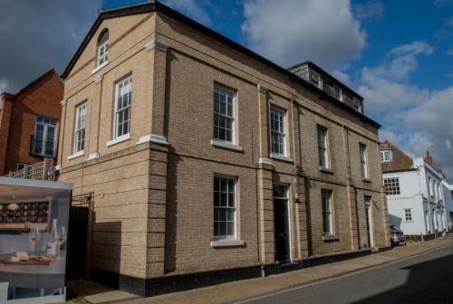 Toothbrush Apartments - 2 Bed/2 Bath House with parking, town centre