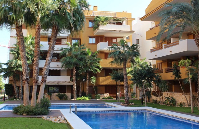 Top deal: Luxury by the sea: Spacious apartment (sleeps 4), sea view Torrevieja