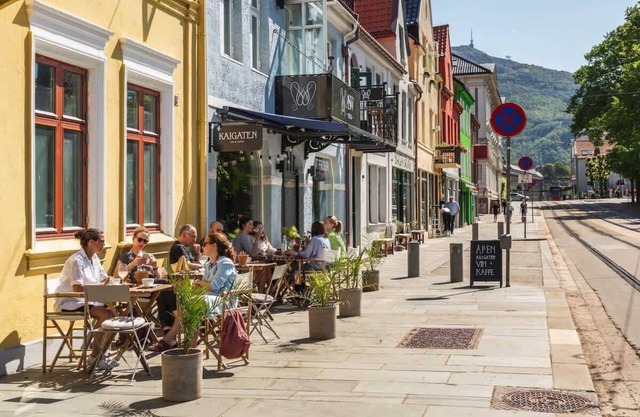 Top Floor 200m from Light Rail - Private terrace