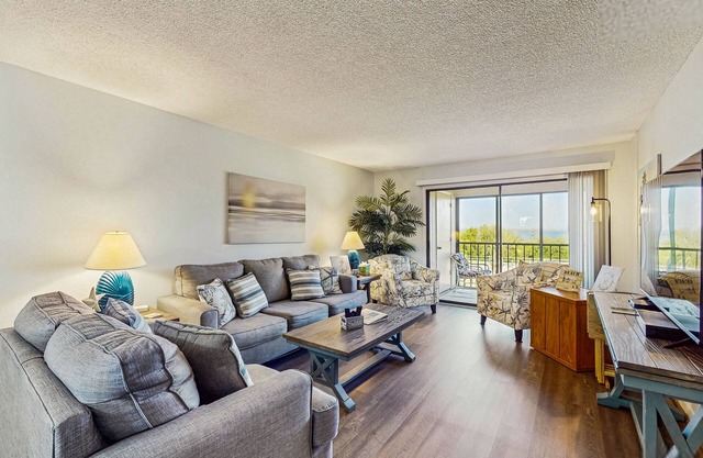 Top-floor, Dog-Friendly, Snowbird Retreat Private Beach Access & Gulf Access