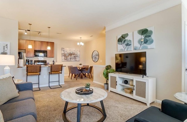 Top Floor King | Great Area | Free Parking | W/D!