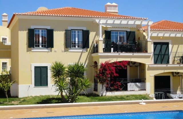 Top Floor Luxury Apt, A/C, WiFi, Prime Position with Ocean & Pool View. Sleeps 4