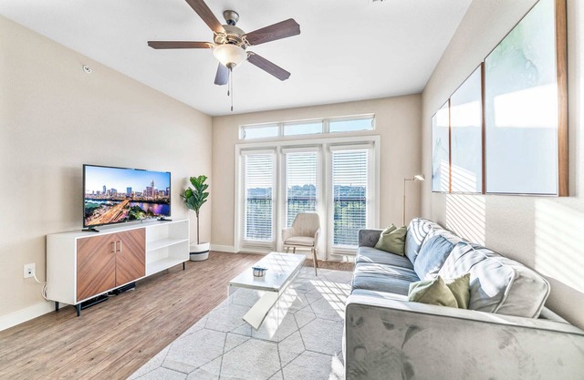 Top Floor SoCo 2BR King Suite | 8 mins to Downtown