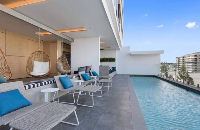 Top Floor w/Great Views 1BD unit, Pool & Gym