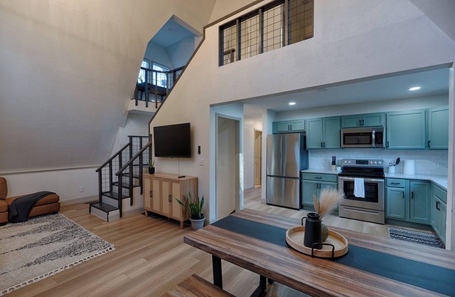 Top-rated 4-bedroom Lake Cumberland Retreat with Hot tub, Firepit, Lake Access